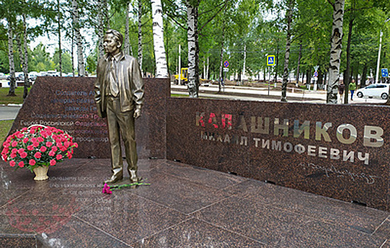 В Ижевске на территории студгородка ИжГТУ открыли памятник Михаилу Калашникову