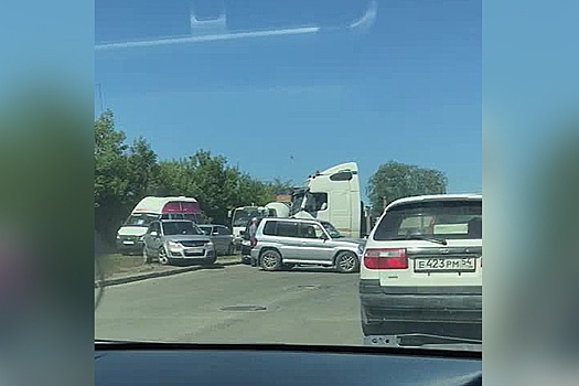 Грузовик въехал в микроавтобус недалеко от школы: водители по 20 минут проезжают пробку