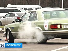 В Воронеже ретро-автомобили за сотни тысяч евро жгли резину и крутили «восьмёрки»