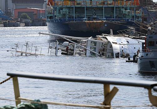 Потери от затонувшего в Неве судна оценили в миллиард рублей