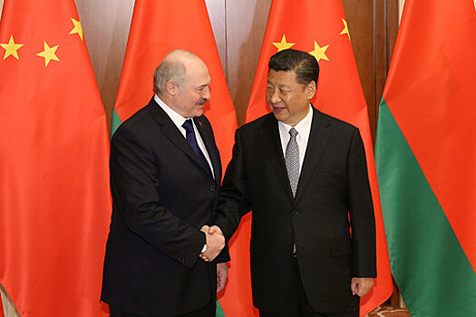 Президент Белоруссии Александр Лукашенко и председатель КНР Си Цзиньпин во время встречи в Пекине, 16 мая 2017 года