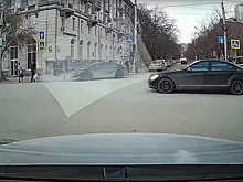 В Екатеринбурге водители автобусов не боятся лишиться прав при повороте на красный