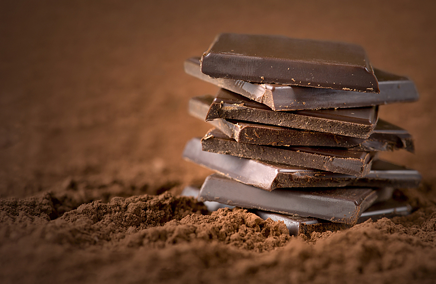 Темный шоколад. Научные исследования утверждают, что шоколад необыкновенно богат флавоноидами, которые способствуют стабилизации кровяного давления и расширению сосудов. Только не забывайте, что есть нужно именно темный шоколад (от 70 процентов).