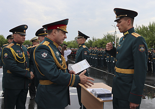 В Омском автобронетанковом институте в день выпуска офицеров открыли памятник танкисту