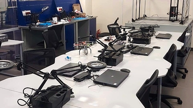 Занятия по сборке и управлению дронами организованы для школьников Вологды