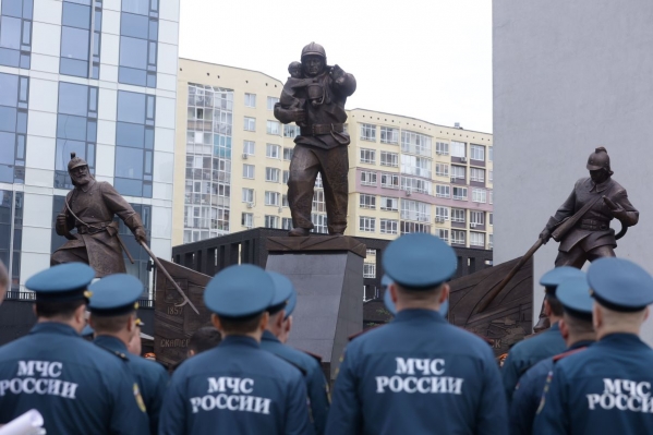 Восьмиметровый монумент уральским спасателям открыли в Екатеринбурге