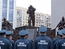 Восьмиметровый монумент уральским спасателям открыли в Екатеринбурге