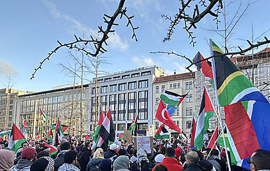 В центре Берлина более 2 тыс. человек участвуют в пропалестинской демонстрации