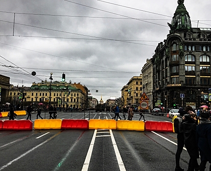 Петербуржцы гуляют по пустому Невскому проспекту — фоторепортаж
