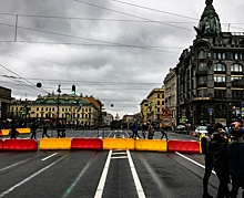 Петербуржцы гуляют по пустому Невскому проспекту — фоторепортаж