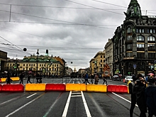 Петербуржцы гуляют по пустому Невскому проспекту — фоторепортаж
