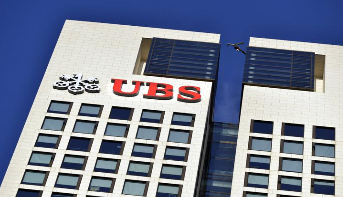 Акции крупнейшего банка Швейцарии рухнули на фоне покупки Credit Suisse
