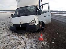 Под Самарой в лобовое стекло "Газели" прилетела глыба льда с другой машины