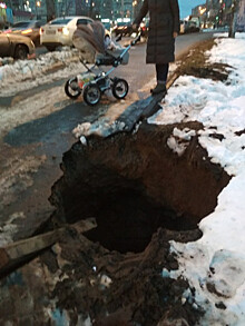 Ребенок упал в двухметровую яму на территории детсада в Кирове