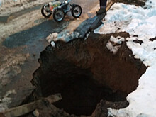 Ребенок упал в двухметровую яму на территории детсада в Кирове