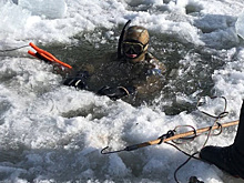 Пермский подводный охотник достал со дна реки упавший в лунку телефон