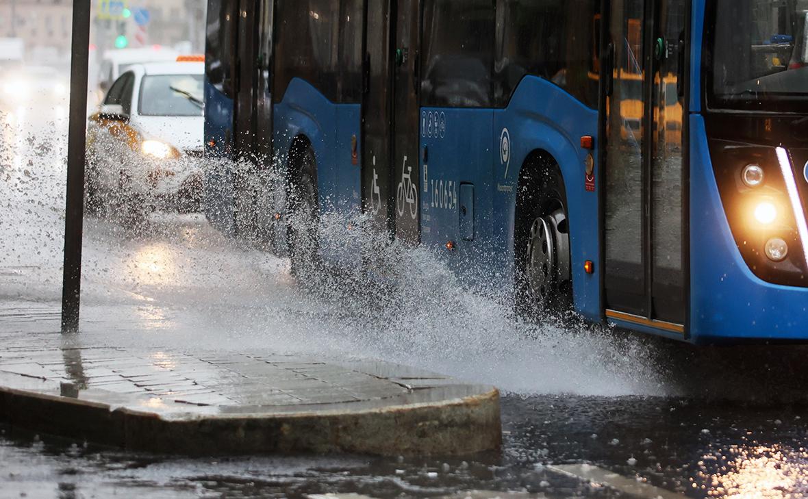 Мужчина искалечил школьницу под одобрение толпы в автобусе