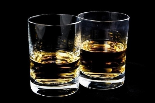 Крупнейшие производители виски заявили о приостановке выпуска напитка