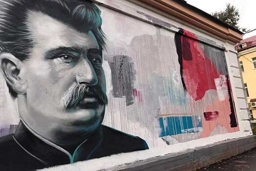 Смоленский художник Антон Панфилов пишет портреты знаменитых земляков на фасадах домов