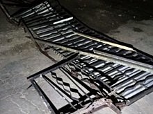 Ограждения балкона рухнули на землю вместе с людьми: один человек погиб, двое ранены