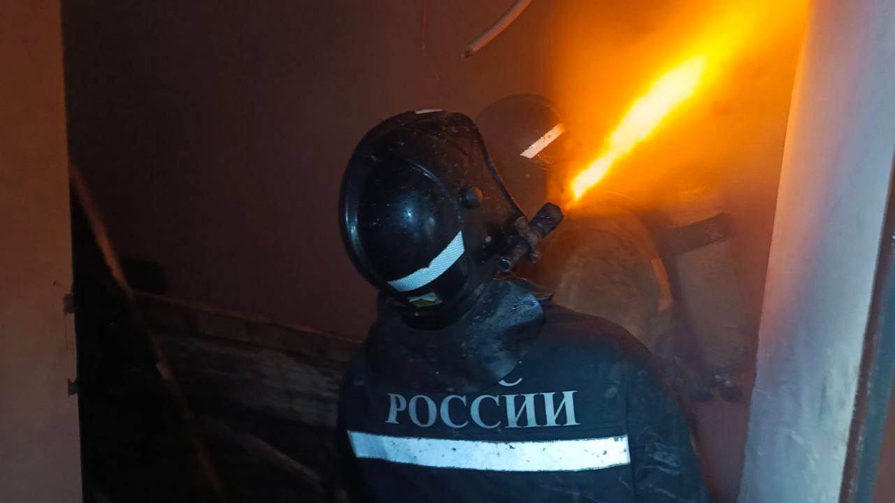 Ночью в Курске на Ендовищенской горел заброшенный дом