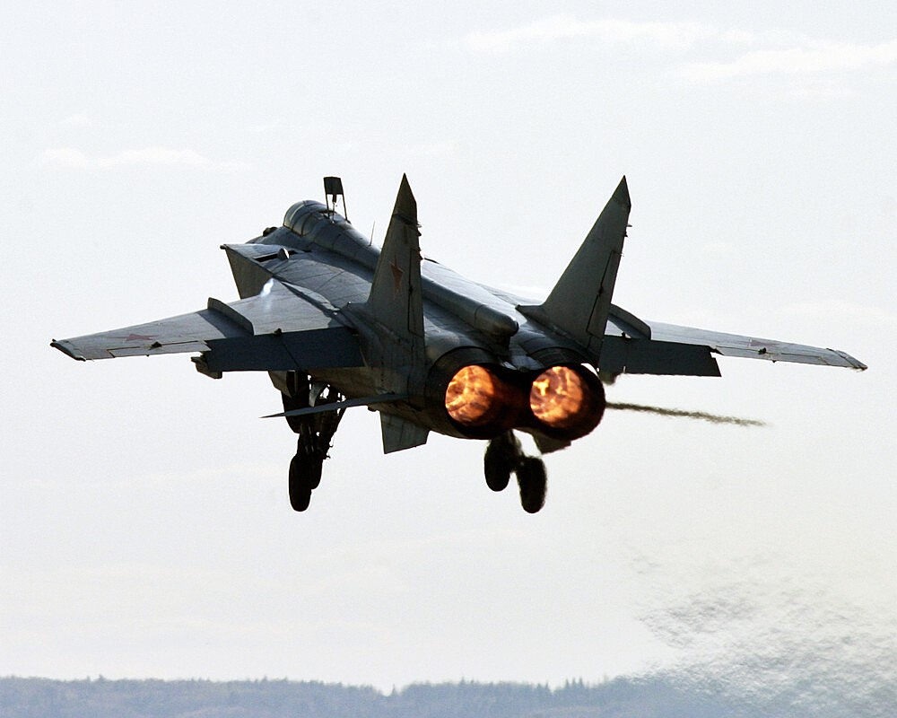 РФ подняла МиГ-31 для защиты своих границ