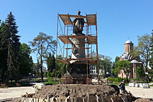 Памятник Хмельницкому на Украине повернули спиной к Москве