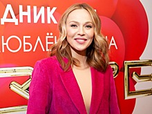 Джанабаева пришла на концерт МУЗ-ТВ в малиновом костюме, Топурия с разрезом до бедра, а Караулова в коже