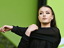 Анна Щербакова на шоу в Китае: новый номер с веерами, запись, отсылки к программе Алины Загитовой Дом летающих кинжалов