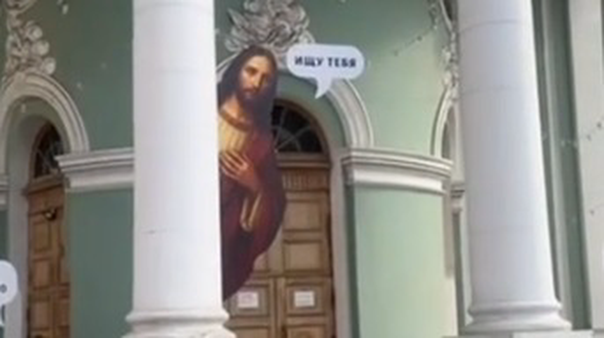 В лютеранском храме в Петербурге объяснили картонного Иисуса на входе