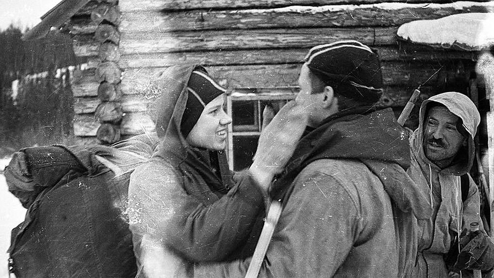 По словам Курьякова, среди главных версий — лавина, снежная доска и ураган