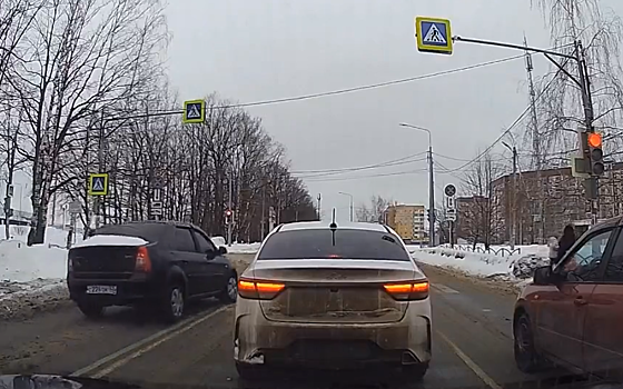 В Рязани Renault Logan проехал по встречной полосе на «красный»