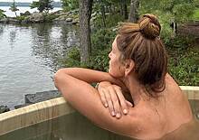 57-летняя Синди Кроуфорд снялась топлес у озера