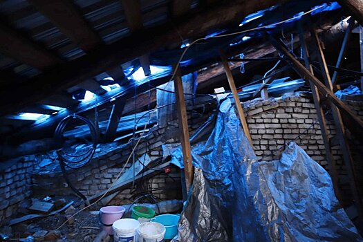 Две пенсионерки дома на Октябрьском проспекте, 44 почти год спасают дом от протечек