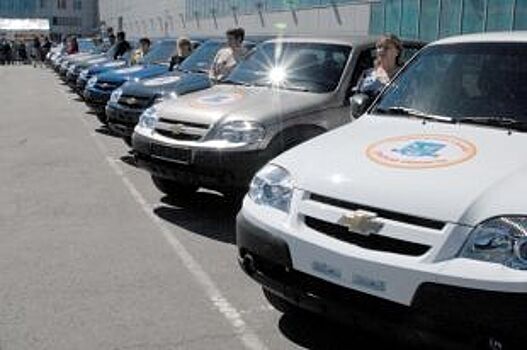 В канун Дня социального работника омский губернатор вручил автомобили