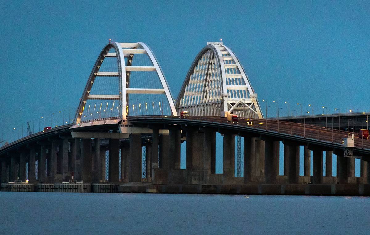 По Крымскому мосту перекрыли движение транспорта