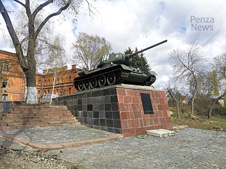 В Пензе отреставрированный танк Т-34 установили на постаменте в центре города