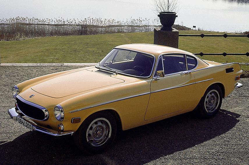 Volvo 1800 E/1800 ES. Гран-турер 1961–1973 годов красив как Аполлон! Автор дизайна — Пелле Петтерсон, художник итальянского ателье Pietro Frua и по удивительному стечению обстоятельств сын инженера Volvo Хелмера Петтерсона. Сначала сборку разместили на заводе английской фирмы Jensen, но из-за проблем с качеством процесс пришлось перенести в Швецию. Наиболее быстроходный вариант 1800 E (от Einspritzung, впрыск топлива) появился в 1970-м и вопреки названию оснащался двухлитровым B20E мощностью 132 л.с. С ним изящная двухдверка набирает сотню за 9,5 секунд. Максимальная скорость — около 190 км/ч. В отличие от предыдущих итераций на задней оси устанавливались не барабанные, а дисковые тормоза.