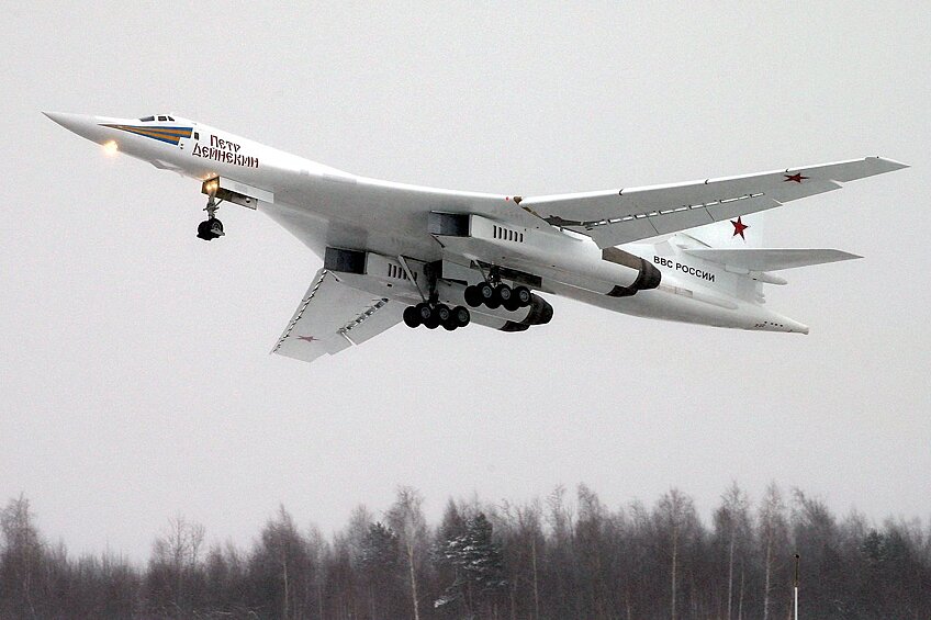 Ракетоносцы Ту-160М.  В 2023 году дальняя авиация Воздушно-космических сил (ВКС) России получит три бомбардировщика-ракетоносца Ту-160М. В январе прошлого года первый построенный в России с нуля стратегический ракетоносец Ту-160М совершил полет, а в декабре на самолете завершили программу заводских испытаний. В том же месяце в воздух поднялся после модернизации очередной «Белый лебедь». В «Ростехе» сообщили, что модернизированный строевой Ту-160М и первый самолет, изготовленный по программе воспроизводства ракетоносцев, передали на летно-испытательную станцию.  Обновленные самолеты получили новое бортовое радиоэлектронное оборудование, а также двигатели НК-32-02. Базовая версия самолета с четырьмя двигателями и крылом изменяемой стреловидности может нести до 45 тонн боевой нагрузки, включая ракеты Х-101 и Х-555. Ту-160 развивает максимальную скорость до 2230 километров в час