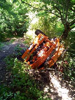 В Сочи на крутом склоне "КамАЗ" рухнул в обрыв