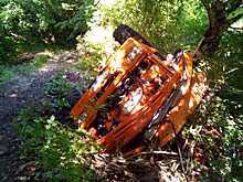 В Сочи на крутом склоне "КамАЗ" рухнул в обрыв