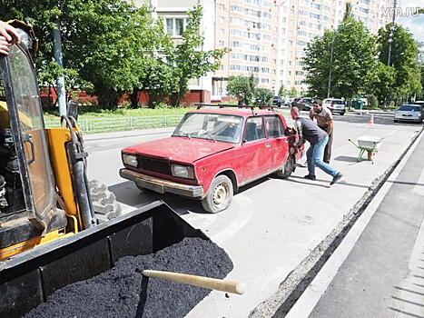 А «ВАЗ» и ныне там: почему во дворах копятся покинутые владельцами машины