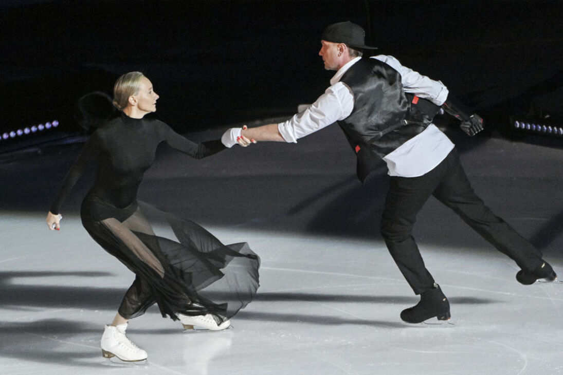 Костомаров на льду после. Костомаров на льду после. Костомаров на льду после. Костомаров и домнина. Костомаров и домнина.