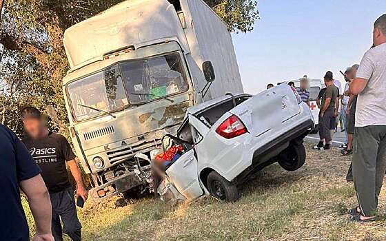 Столкновение легковушки с КАМАЗом: известны подробности