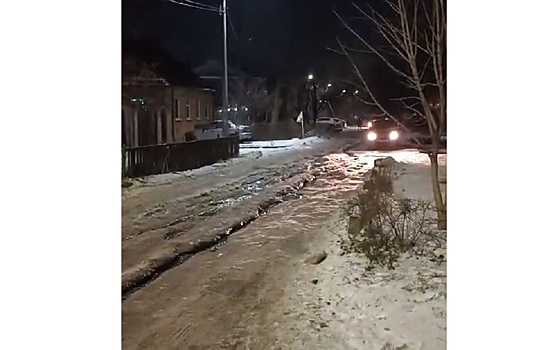 Проехать невозможно: ростовчане пожаловались на соседей, сливающих на дорогу сточные воды