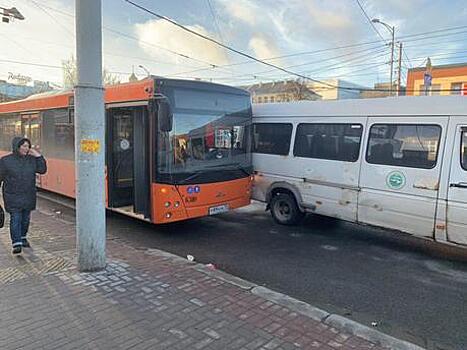 На остановке у РК "Планета" столкнулись маршрутка и пассажирский автобус, образовалась пробка
