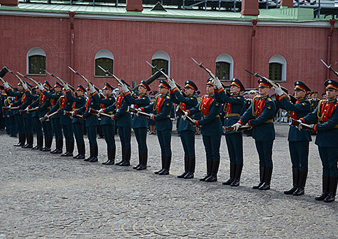 В Петропавловской крепости каждую субботу будет проходить церемония развода почетного караула