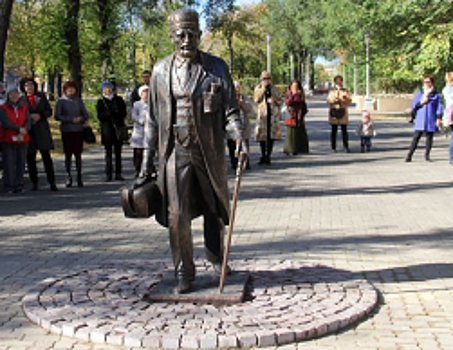 В Магнитогорске установили бронзовый памятник земскому доктору