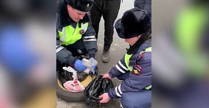 В Казани попало на видео задержание сибиряков с большим ассортиментом наркотиков