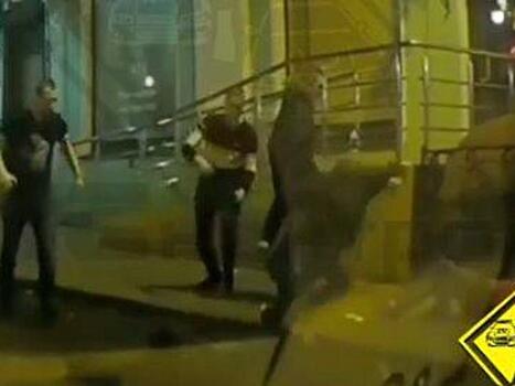 Возле бара Владивостока молодой человек нокаутировал оппонентов в массовой драке